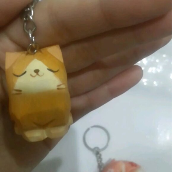 Cat wood carving keychain - Picture 2 of 3